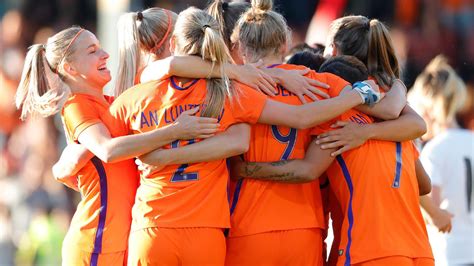 In het voorjaar van 1789 werd voor het eerst in nederland een soort voetbalwedstrijd gespeeld. NOS zendt alle wedstrijden EK Vrouwen live uit | KNVB