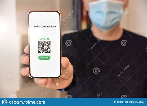 Der gurgeltest ist ab 6 jahren möglich. Digital Impfschein Gegen Covid19. Stockfoto - Bild von ...