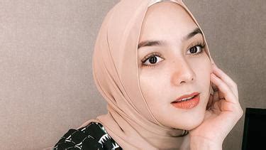 Ia memadukannya dengan berbagai aksesoris seperti kalung, jam tangan membuat penampilannya jadi elegan. Wanita Tercantik Berhijab Di Dunia