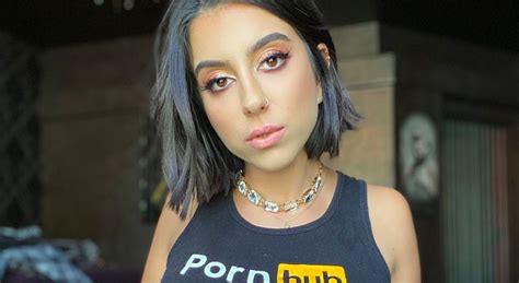 Maybe you would like to learn more about one of these? Lena The Plug hace topless y bailes candentes por cuarentena