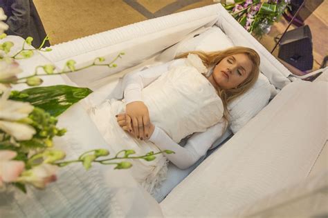 95 celebrity open casket photos. Rüyada Canlı Birini Ölmüş Görmek - Rüya Meali