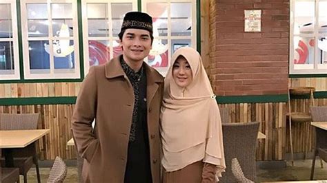 Larissa mengungkap kesedihannya di instagram. Alvin Faiz, Putra Mendiang Ustaz Arifin Ilham Diisukan ...