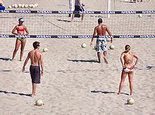 Det ligner mye på vanlig golf men man bruker frisbee i stedet for ball og kurver i stedet for hull. Sandvolleyball - Wikipedia