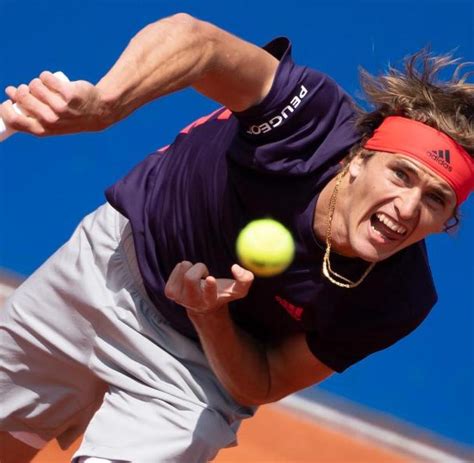 Alexander zverev hem oyun hem de imaj olarak, 20 yaşında birçok tenis efsanesinin o yaşındaki halinden çok daha zverev'ler: Auftaktsieg für ATP-Weltmeister Alexander Zverev in ...