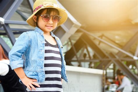 Koleksi model baju anak perempuan lucu branded modis. 7 Model Baju Anak Perempuan yang Masih Tren di Tahun 2019 | BukaReview