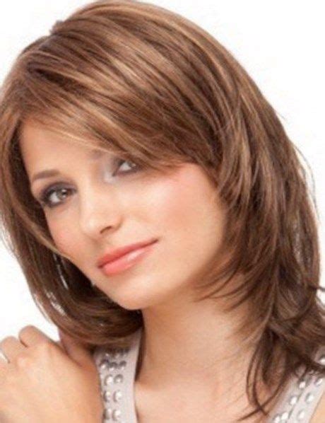 Coupe courte femme 2015 pour le visage carré avec frange ondulée sur le côté. Coupe Coiffure Féminine Visage Rond / coupe de cheveux ...