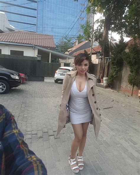 Datangi lokasi dinar candy berbikini di lebak bulus, satpol pp: Kamar Selebritis : Koleksi Foto Seksi Dinar Candy Dj ...