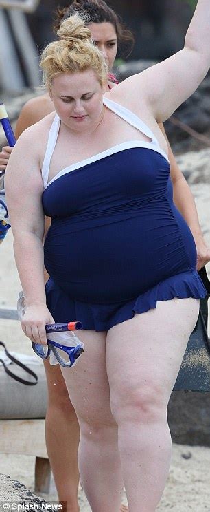 Rebel wilson is seriously living her best life! Rebel Wilson slips into frilly blue swimsuit in Hawaii ...