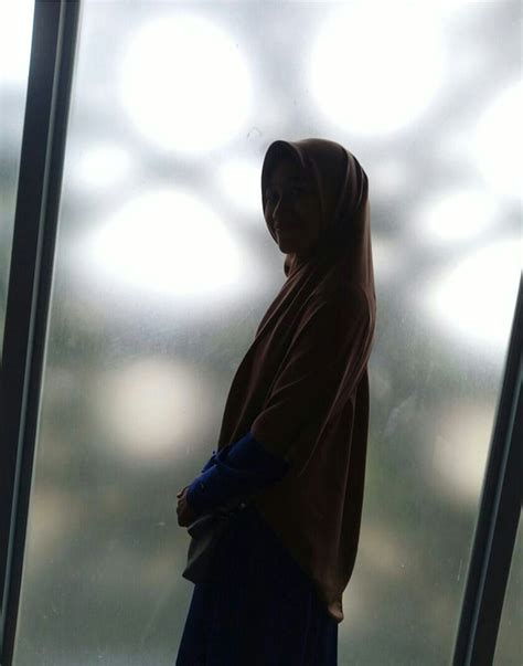 Selain dapat mengganti latar belakang foto kalian menjadi latar belakang pemandangan. Foto Wanita Berhijab Dari Belakang Kekinian - foto cewek cantik