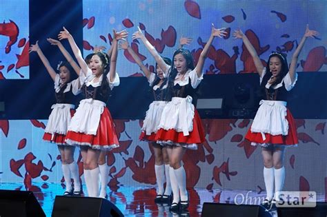 The group consists of chaekyung, chaewon, naeun, yena, rachel, and jinsol. 평균 나이 17.5세, 에이프릴... 제2의 카라? - 오마이스타