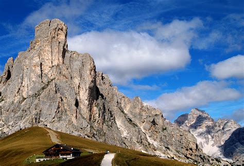 Passo di giau je horský průsmyk v itálii, který leží v nadmořské výšce 2236 m v unesco oblasti č passo giau je státní silnicí č. File:Passo Giau, Gusela.jpg - Wikimedia Commons