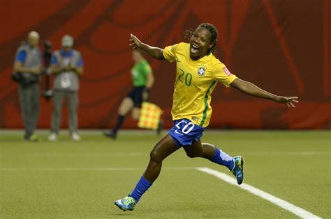 O destaque da partida foi kátia, com. Futebol Feminino - Formiga desiste da aposentadoria e é ...