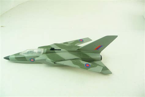 Tiefflug in kanada (goose bay). Dinky Toys RAF MRCA Panavia Tornado Wing Fighter Flugzeug ...