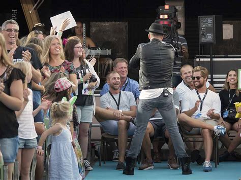 Lotta engberg and the audience singing the famous swedish song håll om mig at the programm lotta på liseberg in liseberg, göteborg 11.07.2016. Fotoscenen