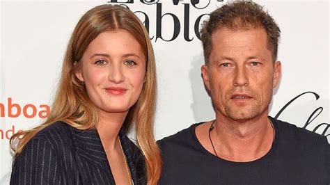 With til schweiger, nora tschirner, matthias schweighöfer, alwara höfels. 1. Dreharbeiten mit Lilli: So stolz ist Papa Til Schweiger ...