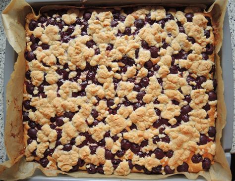 Auf dem kuchen verteilen und circa 35 bis 40 min. Kirsch-Streusel-Kuchen vom Blech - Chilirosen