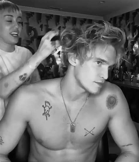 Cody simpson remembers his time dating 'heightened creative person' miley cyrus and their cody simpson says there's no bad blood between him and miley cyrus after their 2020 breakup. Miley Cyrus faz vídeo raspando o cabelo do namorado Cody ...