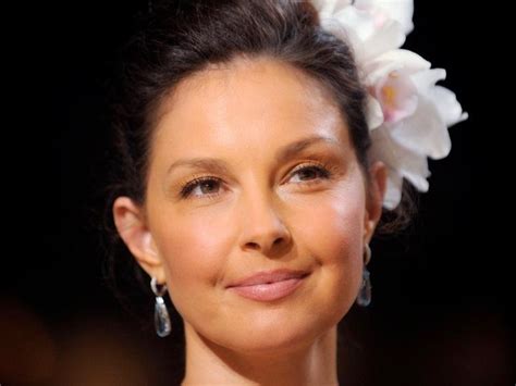 She has been married to larry strickland since may 6, 1989. Életem módja : Született április 19-én: Ashley Judd