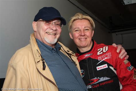 After discovering his wife in the family bed with ann lawrence durviaux, the former racing driver, in a moment of madness, committed the irreparable. Graaf Marc van der Straten-Ponthoz: "In Nascar gaat het ...