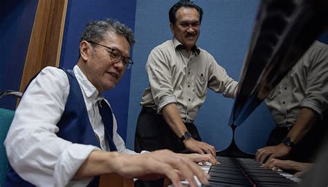 Kembali segar mekar bawah bayanganmu. Insan di sebalik lagu 'Standing In The Eyes Of The World ...