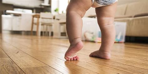 Nachdem dein baby gelernt hat zu sitzen, zu kriechen und zu krabbeln, entwickelt es im alter von ungefähr zehn monaten langsam aber sicher den drang „nach. Laufen lernen - Babys erste Schritte | rossmann.de