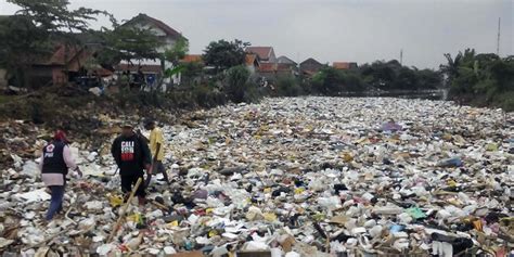 Hal ini tentu saja sangat merugikan dan. Polemik lautan sampah di Sungai Cikapundung | merdeka.com