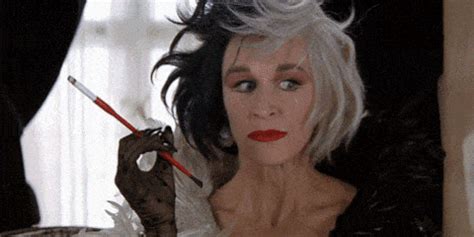 Emma stone stars as estella cruella de vil in the devilish villain origin story, and emma thompson takes on the role of baroness von hellman, the head of a prestigious london fashion house and estella's biological mother and rival. Seis películas nuevas de Navidad 2018 - Películas ...