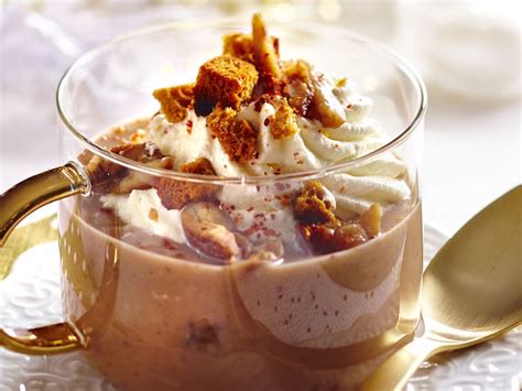 Soupe froide de betteraves relevée au vinaigre de xérès servie en verrine, accompagnée d'un biscuit croustillant de parmesan. Verrine Simple Et Rapide Noël : Verrine Simple Et Rapide ...