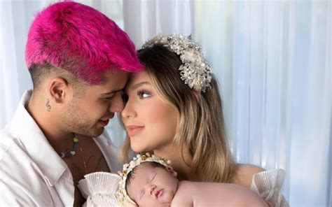 Daughter of virginia fonseca e joe felipe, maria alice has not completed her first month of life, but she already has designer look in her closet: Virginia Fonseca posa com Zé Felipe e a filha Maria Alice ...