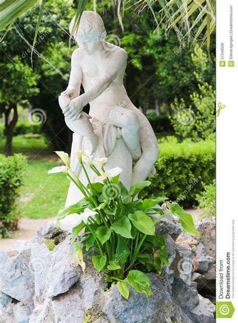 Jim henson statue and memorial garden. Statue Im Garten - Athen, Griechenland Stockbild - Bild ...