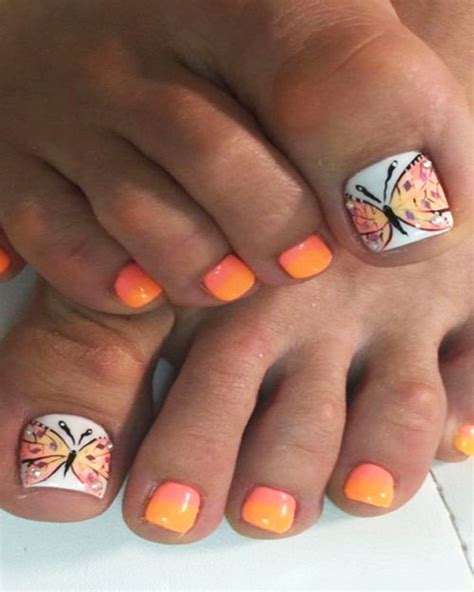 Para complementar sus uñas decoradas, puede agregar una rosa o incluso hacer puntos de colores claros. Uñas decoradas con FLORES y MARIPOSAS para los PIES - ElSexoso