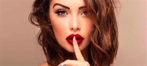 Et elle le fait savoir sur les réseaux sociaux. Instagram: Nabilla s'affiche avec un ventre plat et étonne ...