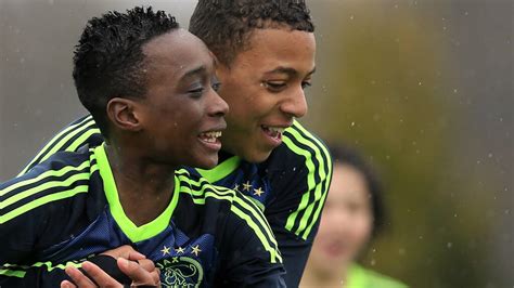 De moeder van malen had iig destijds al aangegeven dat ajax geen duidelijke plannen had met donyel en dat ze niet zo goed wisten wie het voor het zeggen had bij ajax. Rosario, Bergwijn en Malen: opgeleid in Amsterdam ...