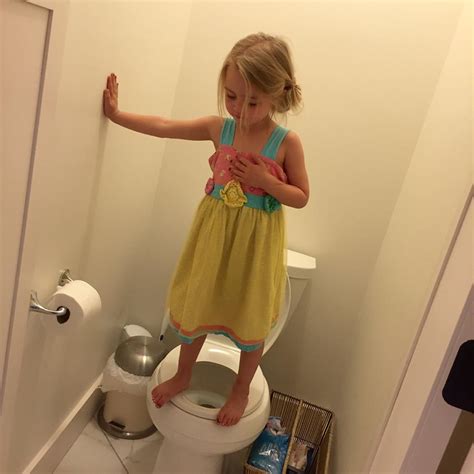 Dad wanted to ease my pain, he let me live a life without worry. Heartbreaking photo of little girl standing on toilet ...