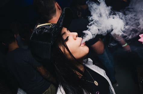 She is hot as f. Fotoğraf : duman, sigara içmek, güzellik, dudak, burun ...