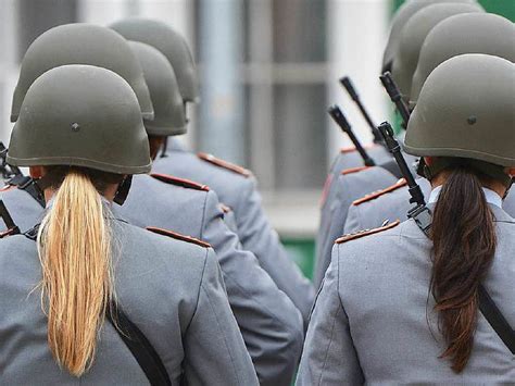 Dienst mit Zopf: Wie geht es Frauen in der Bundeswehr? - Deutschland ...