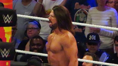 Fakat ciddi bir sağlık sorunu nedeniyle çalışamamaktadır. AJ Styles Defeats Daniel Bryan, Wins Intercontinental ...