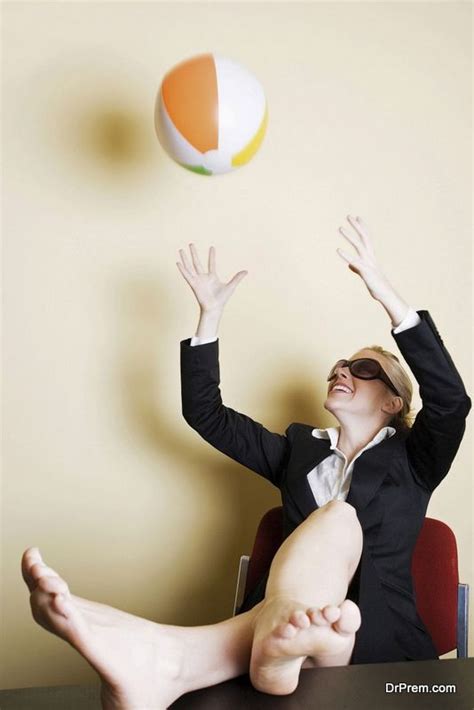 What is a toxic work environment. 10 Unmistakable Signs of a Toxic Work Environment