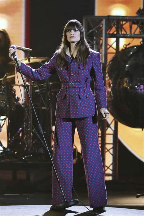 Elle démarre sa carrière musicale en intégrant le groupe la femme, avant de commencer à écrire ses. TOP : Clara Luciani en costume imprimé