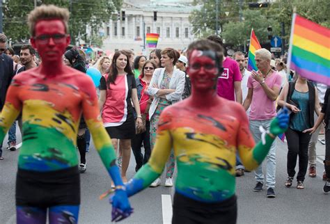 Juni 2018 wird die regenbogenparade zum 23. Staatssekretärin Duzdar bei der Regenbogenparade 2017 ...