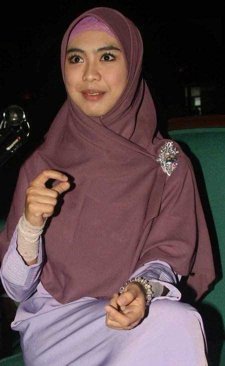 Oki setiana dewi, s.hum, m.pd (lahir di batam, kepulauan riau, 13 januari 1989; yahooo: Oki Setiana Dewi