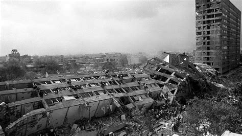 Temblor del 85 grupo redentor musical. Izan bandera a media asta en el Zócalo por sismo del 85 ...