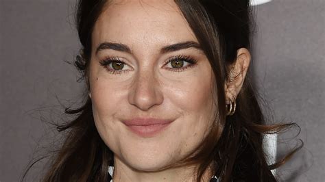 Round engagement rings like woodley's are a classic choice for brides who are looking for maximum sparkle and a style that'll stand the test of time. The Truth About Shailene Woodley's Stunning Engagement Ring - inbeautymoon.com