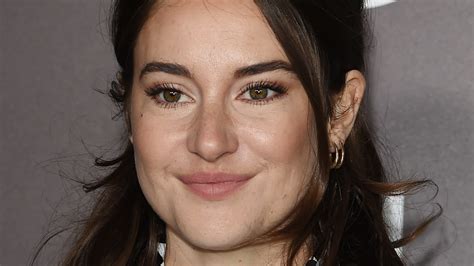 Shailene woodley opened up about her surprise engagement to football pro aaron rodgers on the tonight show starring jimmy fallon on monday, feb. The Truth About Shailene Woodley's Stunning Engagement Ring - inbeautymoon.com