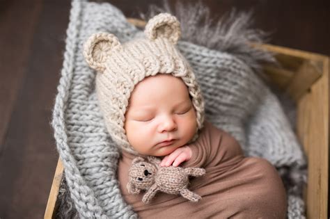 Perhaps the handiest of the newborn photography props in your tool kit is the posing bean bag. Newborn Photography Wrap Prop_0007 - socutephoto.com