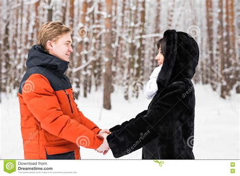 Il primo amore non si scorda mai. Giovani Coppie Nell'amore Che Si Tiene Per Mano All'aperto ...
