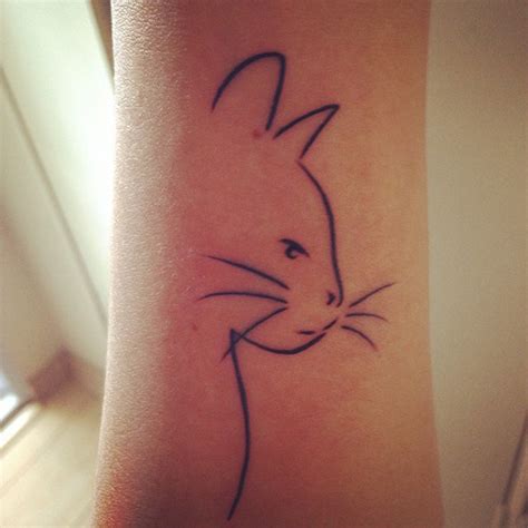 When it comes to cat designs for a tattoo, you will not disagree with the fact that these are not just adorable, but are widely appreciated for their symbolic meanings. 100 Minimalistic Cat Tattoos For Cat Lovers | Architecture ...