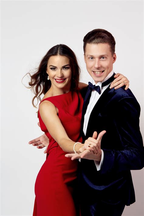 Dabei sorgen sie für eine spektakuläre show. Valentin und Renata Lusin auf der Frühlingsgala 2019 ...