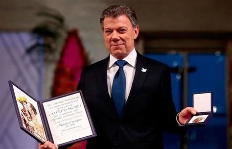 El comité nobel noruego resaltó en su fallo que juan manuel santos tomó la iniciativa para comenzar el proceso de paz con las fuerzas armadas revolucionarias de colombia (farc) y que ha ejercido todo el tiempo como impulsor de las conversaciones, que comenzaron de forma oficial en. Juan Manuel Santos recibió el Premio Nobel de Paz