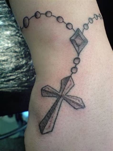 People often get these tattoos on narrow areas of the body, like behind the ear, ankle, shoulder blade or wrist. 90 DIFFERENT STYLES OF MAKING A CROSS TATTOO ...